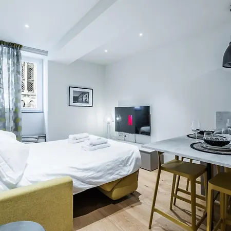 History And Design Facing The Old Port * Genua